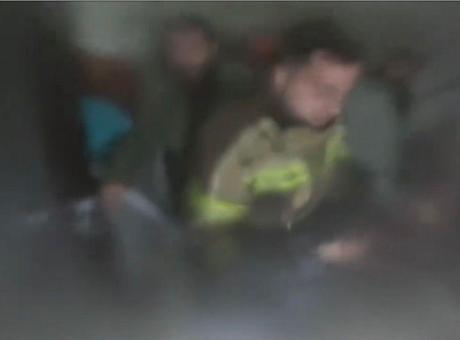 Diyarbakır'daki Ev Yangınında Korku Dolu Anlar: İtfaiye Eri Kask Kamerasında