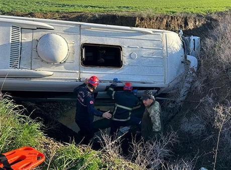 Adana'da Servis Kazası: 9 Yaralı, Durumu Ağır 2 Kişi Hastaneye Sevk Edildi