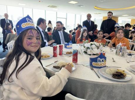 Ramazan'ın İlk İftarı Miniklerle Kutlandı: 200 Çocuk Tekne Orucunu Açtı