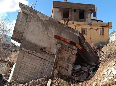 Adıyaman'da İki Katlı Boş Bina Aşırı Yağış Nedeniyle Çöktü