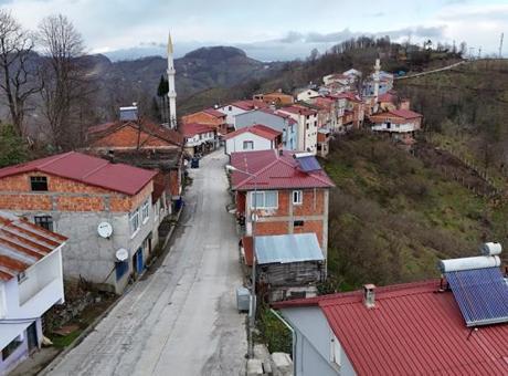 Mahalledeki İl Sınırları Komşuları İki Farklı Şehre Taşımakta