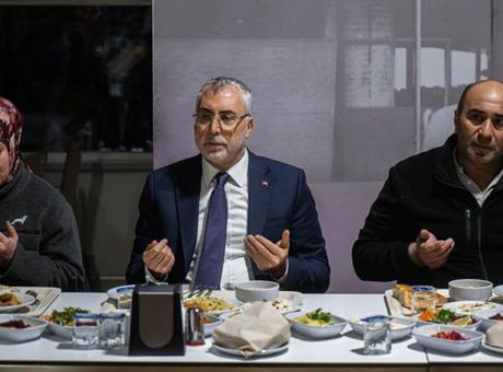 Bakan Işıkhan, Ramazan Ayında İşçilerle İlk İftarı Fabrikada Açtı