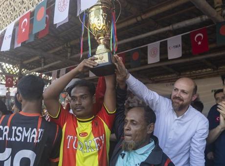 Bilal Erdoğan ve TİKA Başkanı Eren, Bangladeş'teki Arakanlı Mülteci Kampını Ziyaret Etti