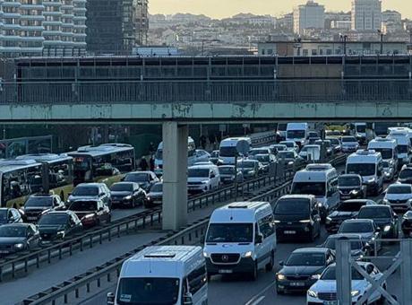İstanbul'da Trafik Kazalarıyla Dolup Taşan Caddelerde Yoğunluk Yüzde 85'i Buldu