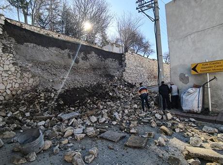 Niğde Kalesi'nde İstinak Duvarı Çöktü: Olay Yerine Ekipler Sevk Edildi