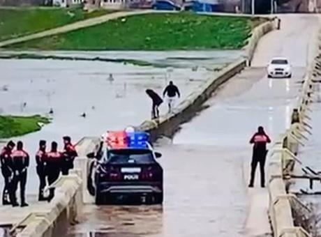 Polisin Uyarılarına Rağmen Tehlikeli Köprüden Geçmeye Çalıştılar