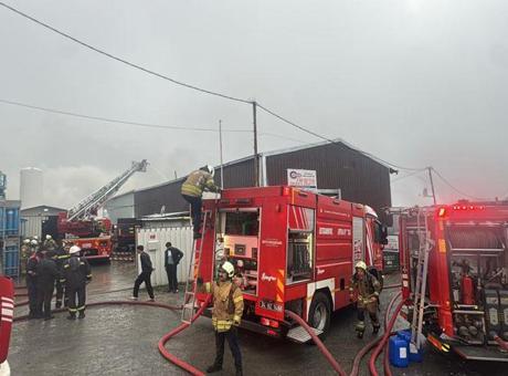 Eyüpsultan'da Üç İş Yerinde Çıkan Yangın Panik Yarattı