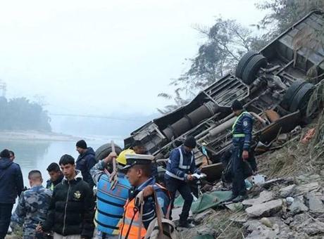 Nepal'de Yolcu Otobüsü Nehre Düştü: 17 Kişi Hayatını Kaybetti