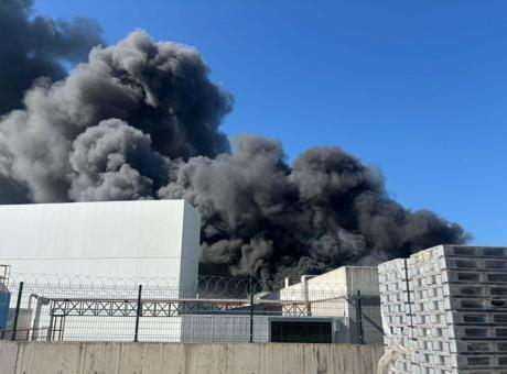 Manisa'da Oyuncak Fabrikasında Çıkan Yangın Paniğe Neden Oldu