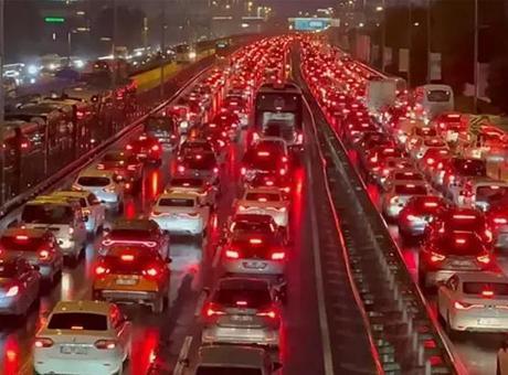 İstanbul'da İftar Zamanı Trafik Aşırı Yoğunlaştı: Yoğunluk Yüzde 83'ü Buldu