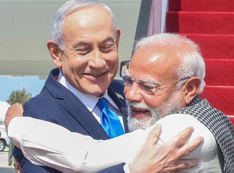 Netanyahu ve Modi'den Tarihi Karşılaşma: Samimi Anlar Tel Aviv'de Yaşandı