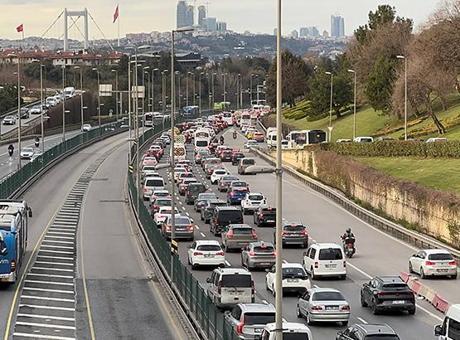 İstanbul Trafiği İftar Öncesi Kilitlendi: Yoğunluk Yüzde 85'e Ulaştı
