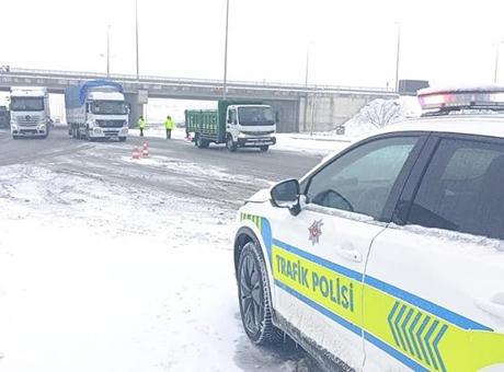 Kar Yağışı Sebebiyle Yollar Kapandı, Araçlar Bekletiliyor