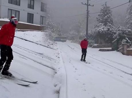 Bursa'da Kar Yağışı Kayak Keyfine Dönüştü: Şehir Merkezinde Renkli Anlar