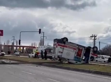 Ambulans Kaza Yaptı: Üç Sağlık Çalışanı Yaralı
