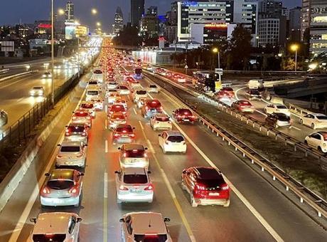 İstanbul'da İftar Öncesi Trafik Yoğunluğu Zirveye Ulaştı