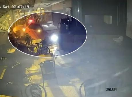 Üsküdar'da Otomobil, Börekçi Dükkanına Girdi: Kazanın Anbean Görüntüleri Ortaya Çıktı