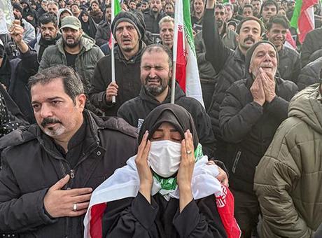 İran'da Sokaklar Harekete Geçti: Hamaney'in Ölümü Sonrası Halk Tepkisini Gösterdi
