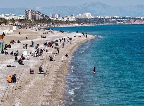 Antalya'da Yaz ve Kış Bir Arada: Kayak ve Deniz Keyfi