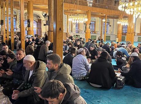 Tarihi Camide Geleneksel Ümmet İftarı Geleneği Devam Ediyor
