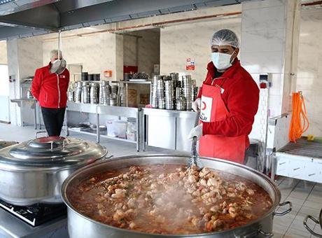 Türk Kızılay, Ramazan'da Doğu Bölgesinde Yüzlerce Aileye Sıcak İftar İkramında Bulunuyor