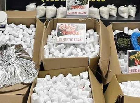 İzmir’de Uyuşturucu Operasyonu: 366 Bin 400 Hap Ele Geçirildi