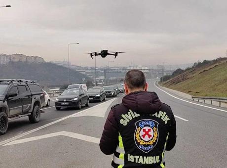 Eyüpsultan'da Dronla Hava Denetimi: Taralı Alanı İhlal Eden 5 Sürücüye Ceza
