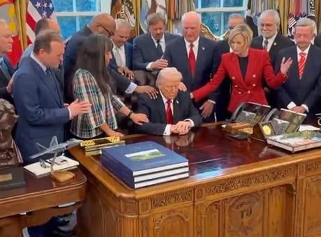 Beyaz Saray'da Dikkat Çekici An: Trump İçin Toplu Dua Edildi