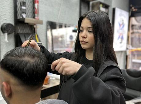 Berberdeki İlk Kadın Çırak: Sırma Tezgider'in Hedefi Kendi Dükkanını Açmak