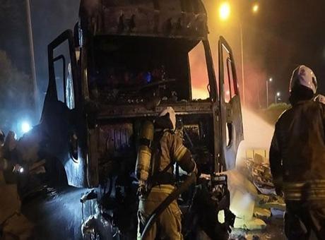 Tuzla'da Park Halindeki TIR Yangını Kontrol Altına Alındı