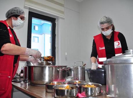 Kars'ta Kızılay Gönüllü Kadınlarıyla 'Anne Eli' İftarı