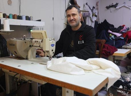 Hatay'da Terzi Niyazi Altınöz'den Sıra Dışı Mesaj: Kefene Cep Dikilir!