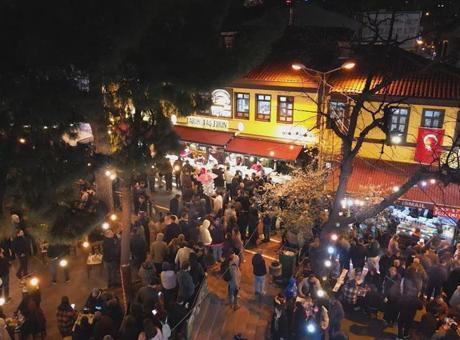 Bursa'da Sahur Geleneği Yoğun İlgiyle Kutlandı: Tahinli Pide ve Simit Uzun Kuyruklar Oluşturdu