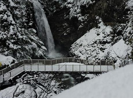 Rize'de Kar Yağışı Etkili: Köy Yolları Kapalı, Ekipler Çalışmalara Devam Ediyor