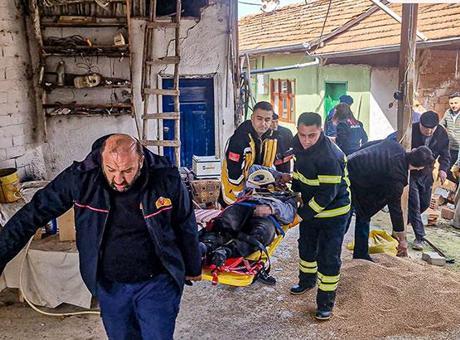 Buğday Deposu Çöktü: Kardeşlerden Biri Göçükte Kaldı, Diğerinin Parmakları Koptu