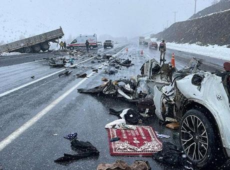 Bitlis'te Feci Kaza: Eşini Kaybeden Sürücü Hayatını Kaybetti, 5 Yaralı