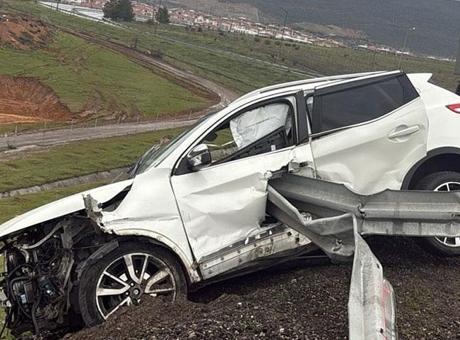 Bariyer Otomobile Saplandı: Tarsus-Adana-Gaziantep Otoyolunda Feci Kaza