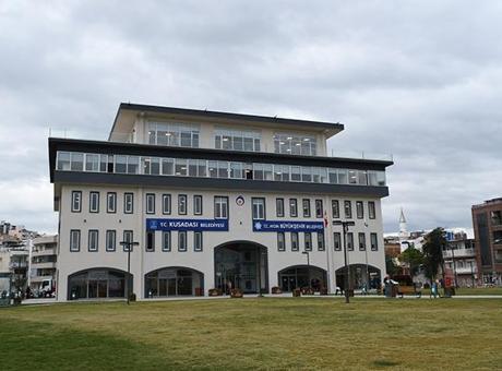 Kuşadası Belediyesi'nde Rüşvet ve İrtikap Soruşturması: 6 Zanlı Adliyeye Sevk Edildi