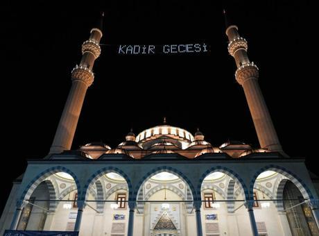 Kadir Gecesi: Müslümanlar Bu Kutlu Geceyi İdrak Ediyor