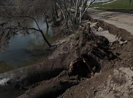 Edirne'de Tunca Nehri Kıyısında Endişe Verici Toprak Kayması: 50 Metrelik Çatlaklar Oluştu
