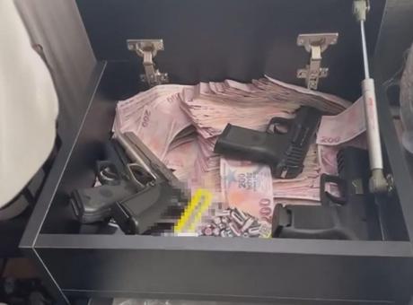 Maltepe'de Uyuşturucu Operasyonu: Evden Gizli Silah ve Miktar Para Çıktı