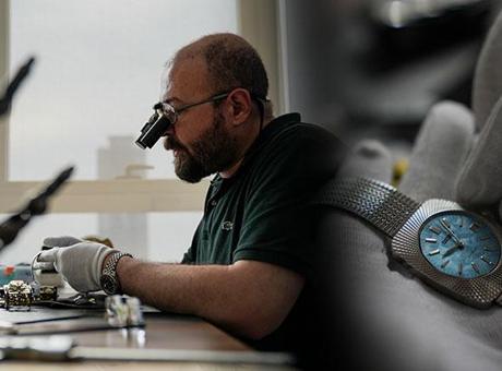 Güçlü Ellerin Sırrı: İzmirli Cerrahın Yükselişi ve Saat Tutkusu