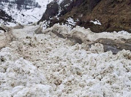 Van'da Çığ Alarmı: 8 Mezra ve Bir Mahalle Ulaşımın Dışında Kalıyor