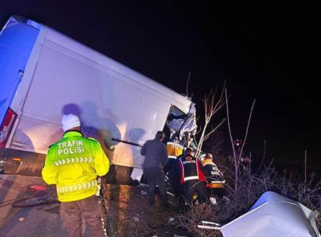 Sakarya'da Trafik Kazası: 2 Kişi Yaşama Veda Etti, 1 Kişi Yaralı