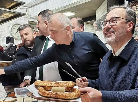 AK Parti Milletvekili Kasapoğlu, İzmir'de Sahurda Vatandaşlarla Buluştu