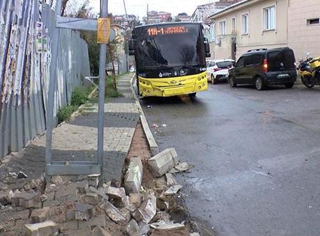 Beykoz'da Feci Kaza: İETT Otobüsü Aydınlatma Direğine Çarptı, Yaralılar Var