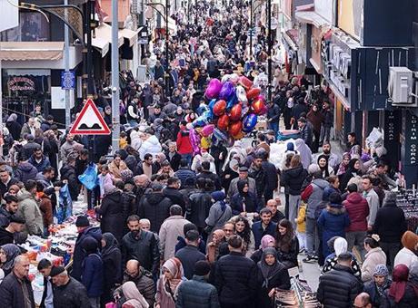 Sivas'ta Ramazan Bayramı Yoğunluğu: Cadde ve Sokaklar Adeta Beyoğlu'nu Andırıyor