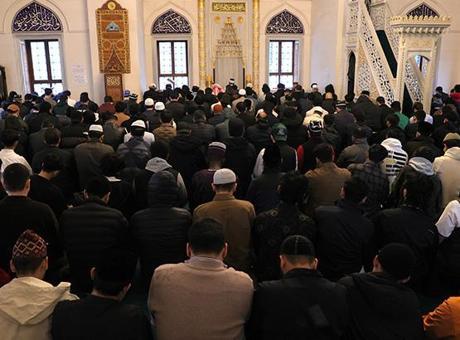 Tokyo'da Bayram Sevinci: Camide Uzun Kuyruklar ve Beş Kez Kılınan Namaz