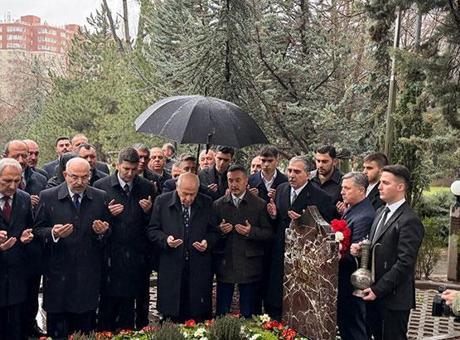 Devlet Bahçeli, Alparslan Türkeş'in Anıt Mezarını Ziyaret Etti