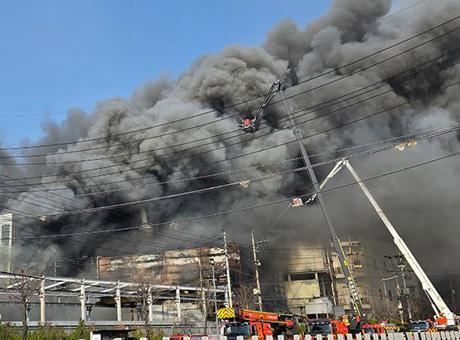 Güney Kore'de Otomobil Parça Fabrikasında Büyük Yangın: En Az 50 Yaralı